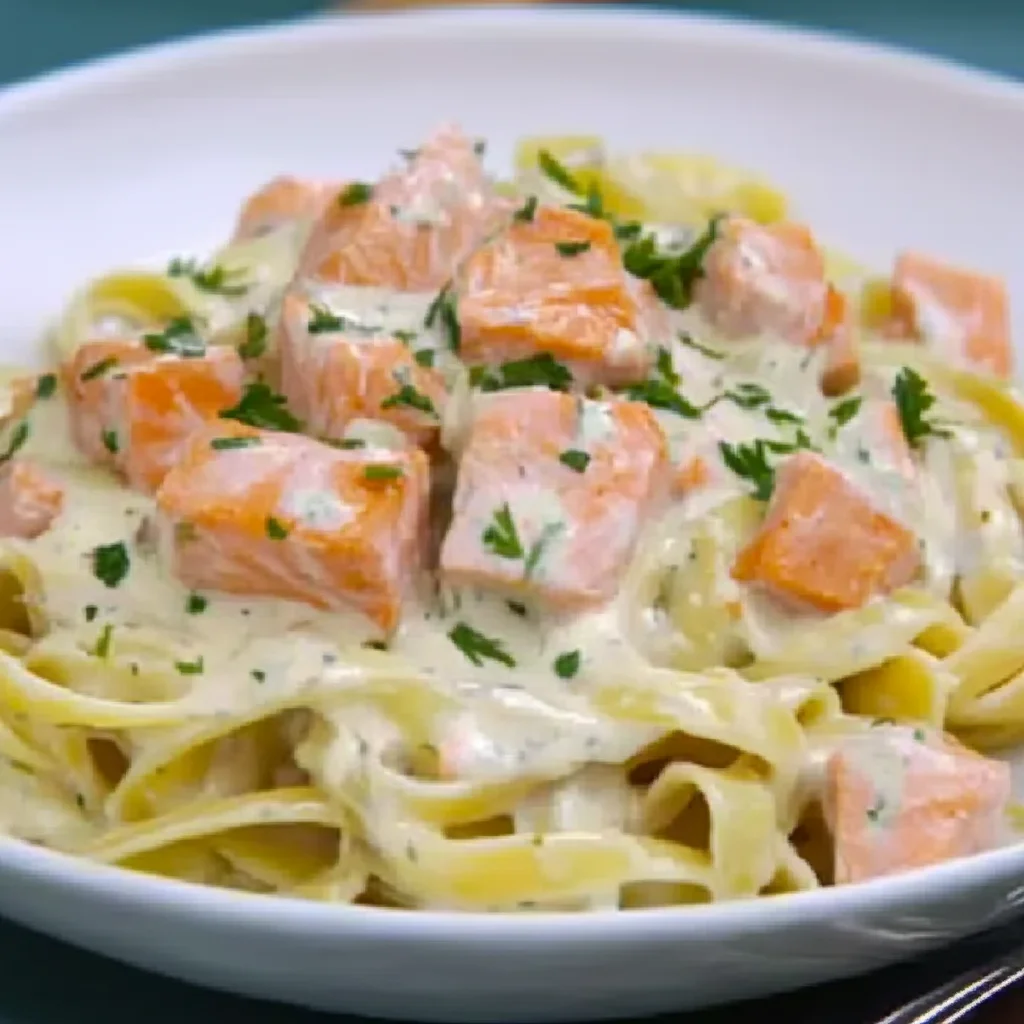 Pasta mit Lachs und Sahnesoße