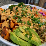 Köstliche Thai Erdnuss Süßkartoffel Buddha Bowl